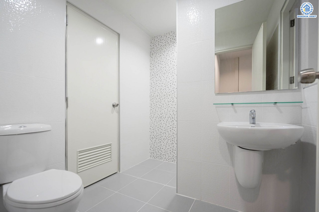 บ้านมือสองตกแต่งใหม่ ม.ไชน่าทาวน์ รามอินทรา เนื้อที่ 21 ตร.ว. ฟังก์ชัน 3 ห้องนอน 3 ห้องน้ำ จอดรถได้ 1 คัน สภาพแวดล้อมเยี่ยม เชื่อมต่อ ถ.ลาดปลาเค้า, ถ.เกษตร-นวมินทร์, ถ.รามอินทรา รถไฟฟ้าสายสีเขียว "สถานีเสนานิคม" และทางด่วน "ฉลองรัช"